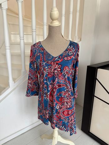 T-Shirt manches 3/4 Jacqueline Riu bleue à motifs floraux rouges noirs et blancs