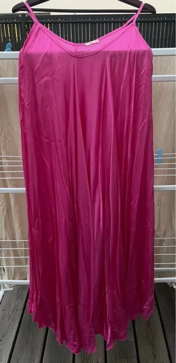 Robe longue très ample et fluide tissu satin