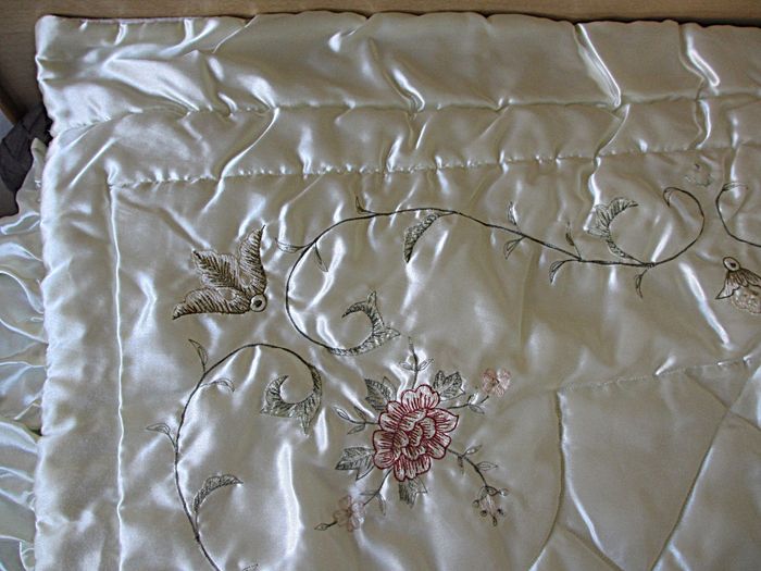 Couvre-lit écru en satin avec broderies, matelassé - photo numéro 6