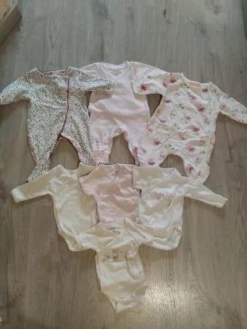 Lot de bodies et pyjamas naissance