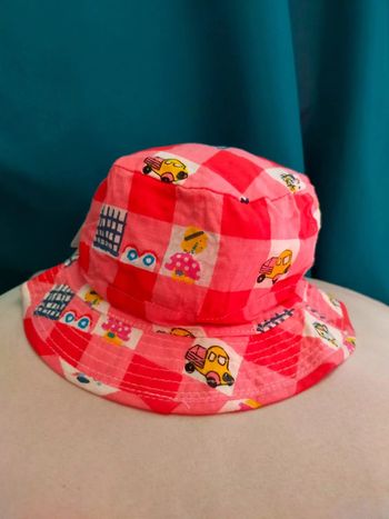 Bob enfant à carreaux rouges & motifs véhicules – Taille 50 cm