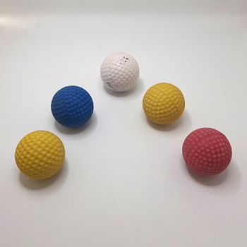 Lot de 5 balles de golf plastique et caoutchouc