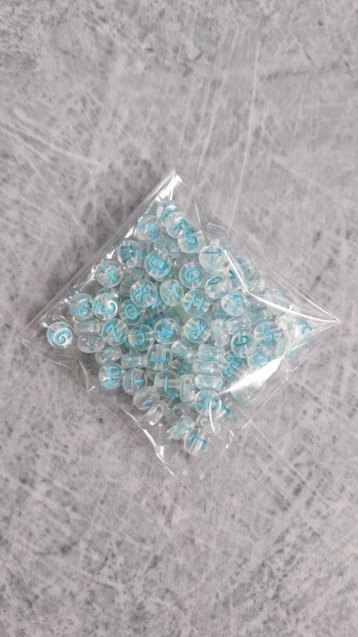 Perles transparentes lettres turquoise