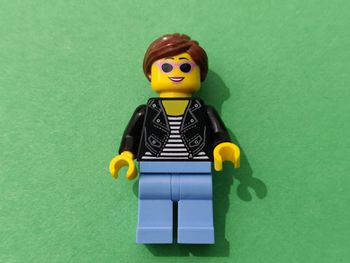 Figurine Lego Femme blouson en cuir - Excellent état - vrai Lego