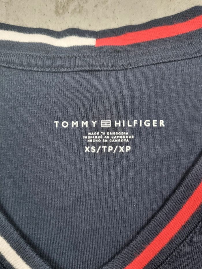 T-shirt Tommy Hilfiger col V bleu marine– Taille XS Femme (mesures en photos) - photo numéro 3
