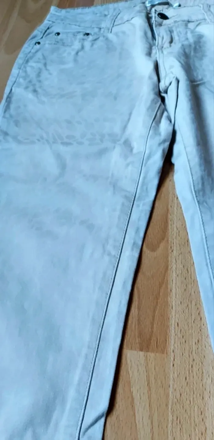 Pantalon beige crème motif discret style léopard - photo numéro 3