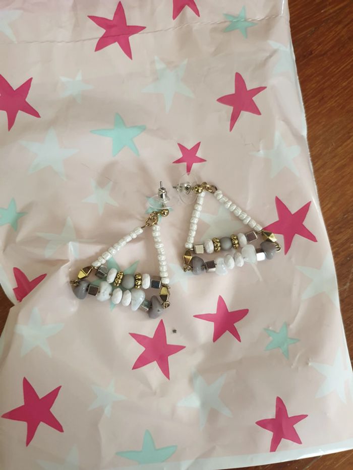 1 paire de boucles d'oreilles en perles et pierres,, forme de triangle, fermeture à clou, neuve - photo numéro 3