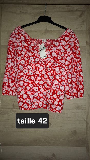 Haut neuve avec étiquette 