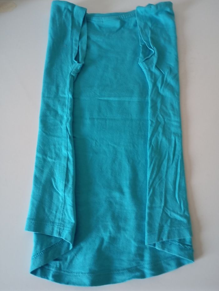 Tee-shirt, 5;ans , manches courtes, coton turquoise ,imprimé ,paillettes , Disney Reine des Neiges. Très bon état - photo numéro 5