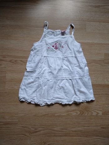 Robe blanche a bretelles.
Filles. Taille 4 ans