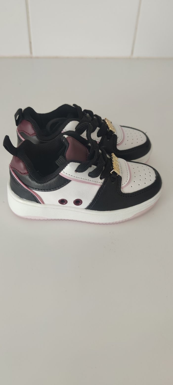 Chaussure neuve 
Taille 24 - photo numéro 2