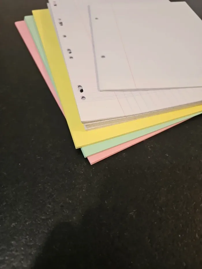 Fournitures scolaires feuilles - photo numéro 2