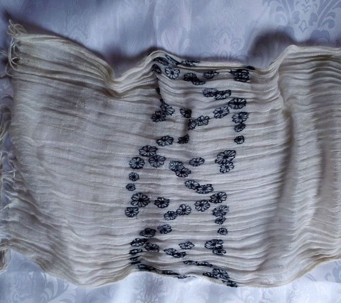 Foulard fleuri crème et noir