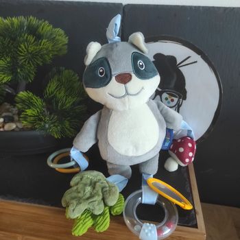 peluche d'activités raton laveur feille miroir anneau hochet champignon Lupilu