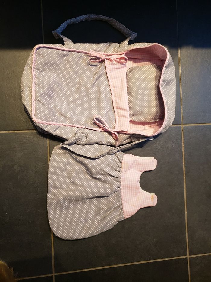 Lit poupée et sa gigoteuse