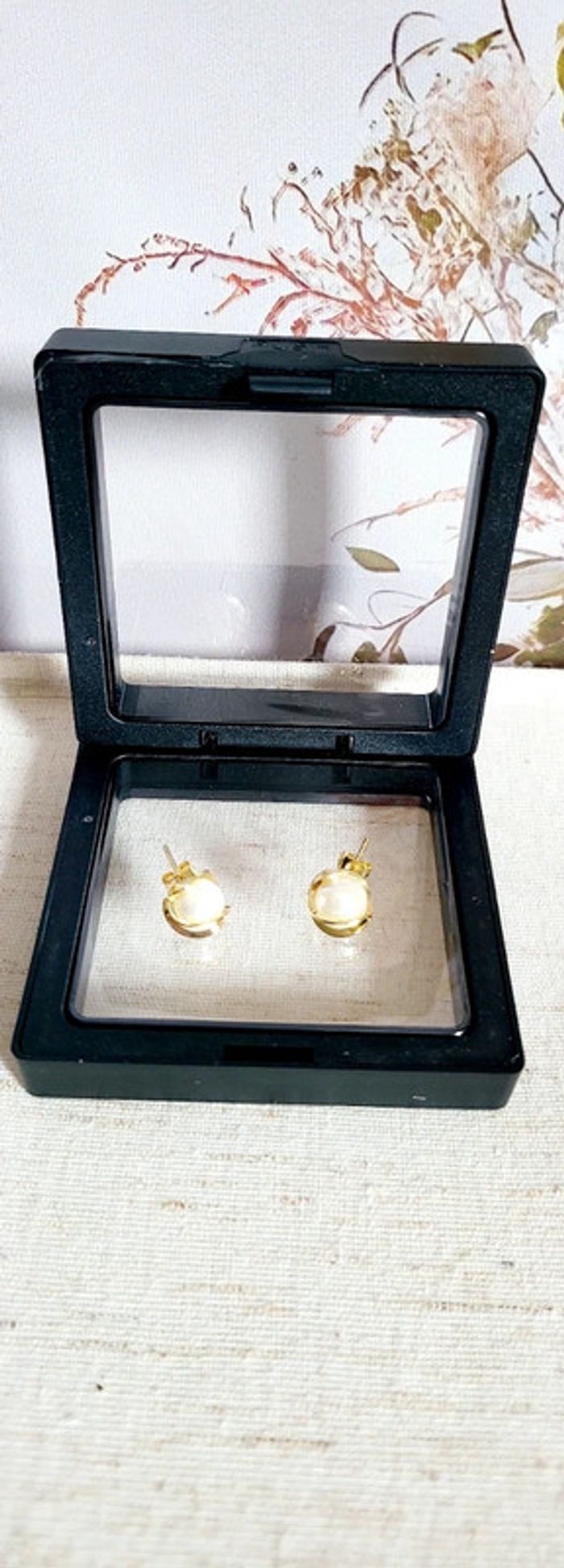Boucles d’oreilles dorées perles blanches – style minimaliste avec boîte cadeau - photo numéro 2