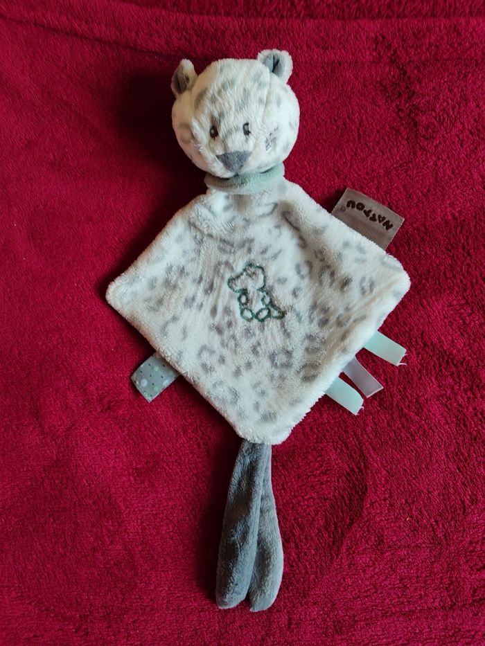 Doudou léopard des neiges Nattou