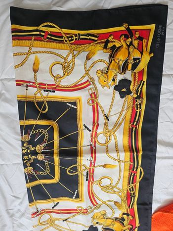 Plusieurs foulards de marque voir photos