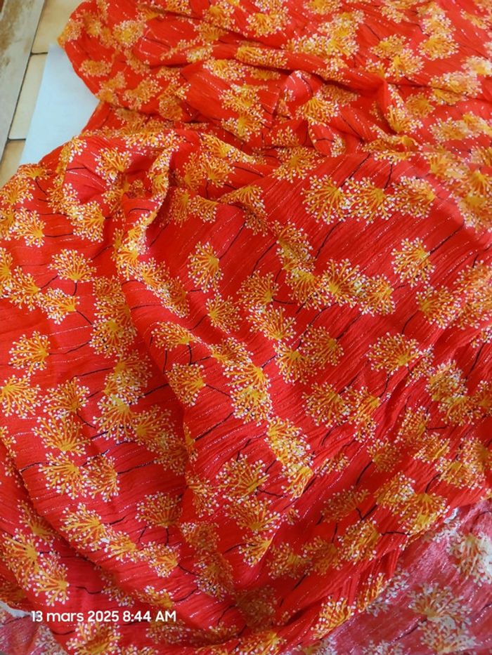Coupon de 250 x 125 cm -Tissu crêpe viscose fil lurex fond orange avec fleurs jaune d'or et blanc– M - photo numéro 2