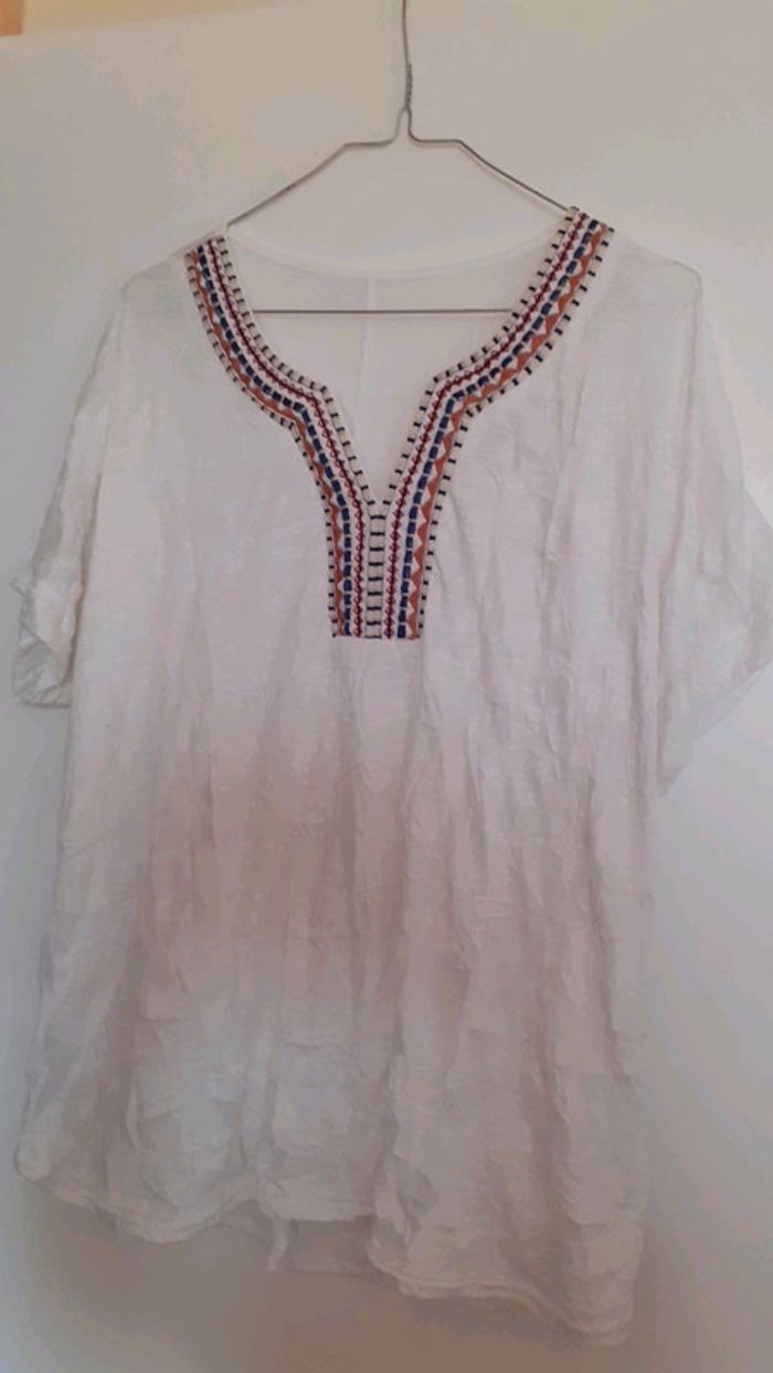 Tunique blanche col tunisien brodé - T. 50/52