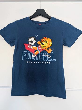 Tshirt bleu lion fait du football 8 ans