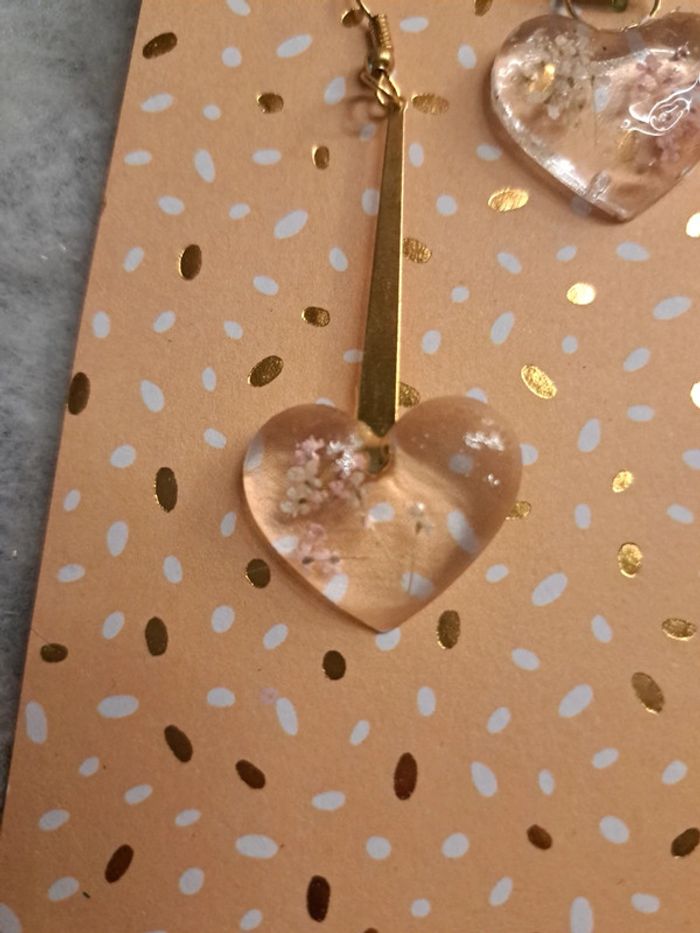 Boucles d'oreilles pendante avec pendentif assortie en résine florale - photo numéro 7