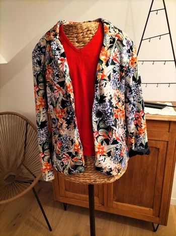 Veste fleurie et t-shirt