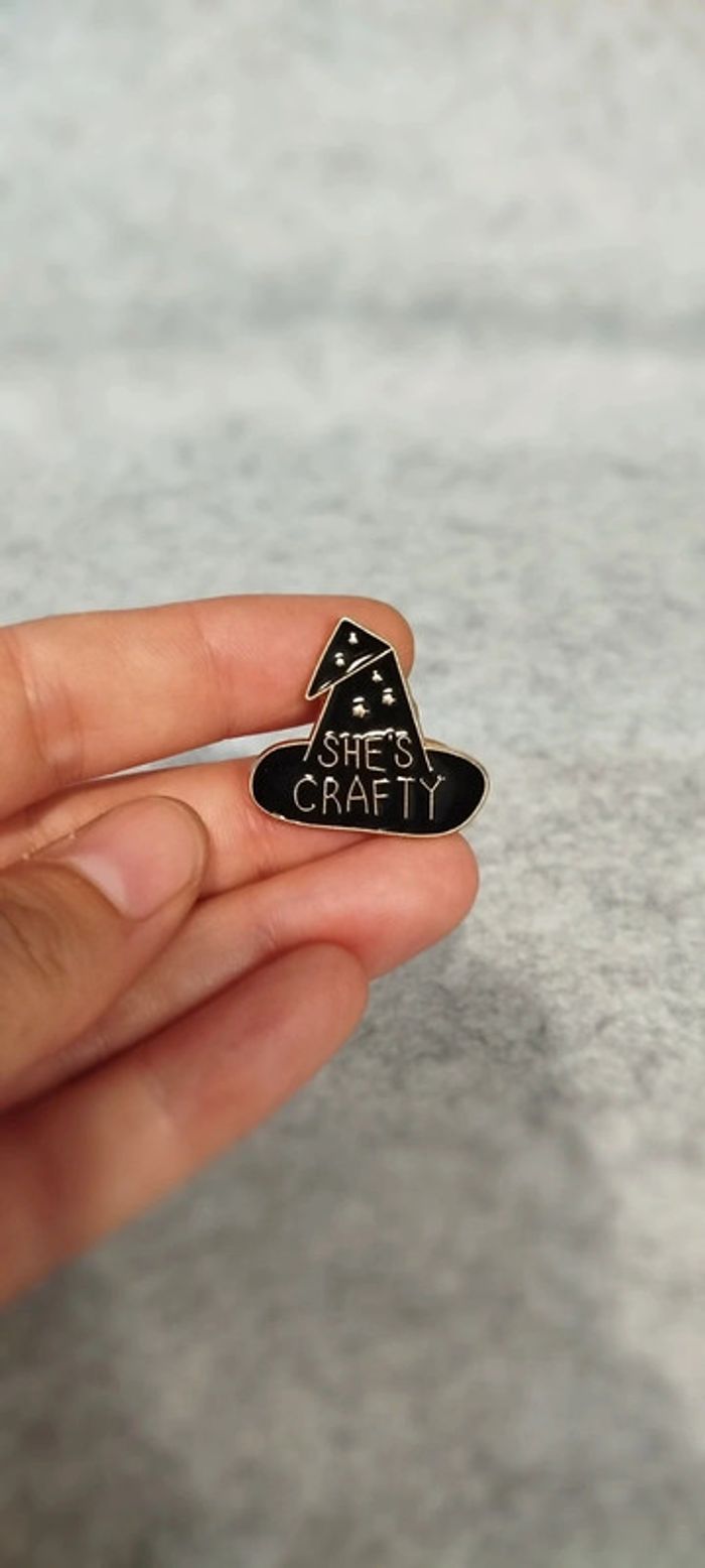 🍄 pin's chapeau de sorcière she is crafty - photo numéro 2