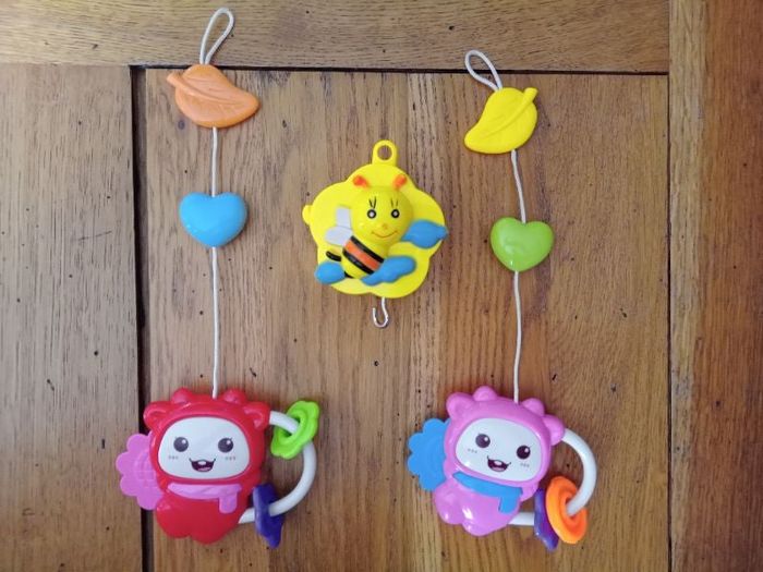 Lot de 3 jouets d'éveils à suspendre neufs