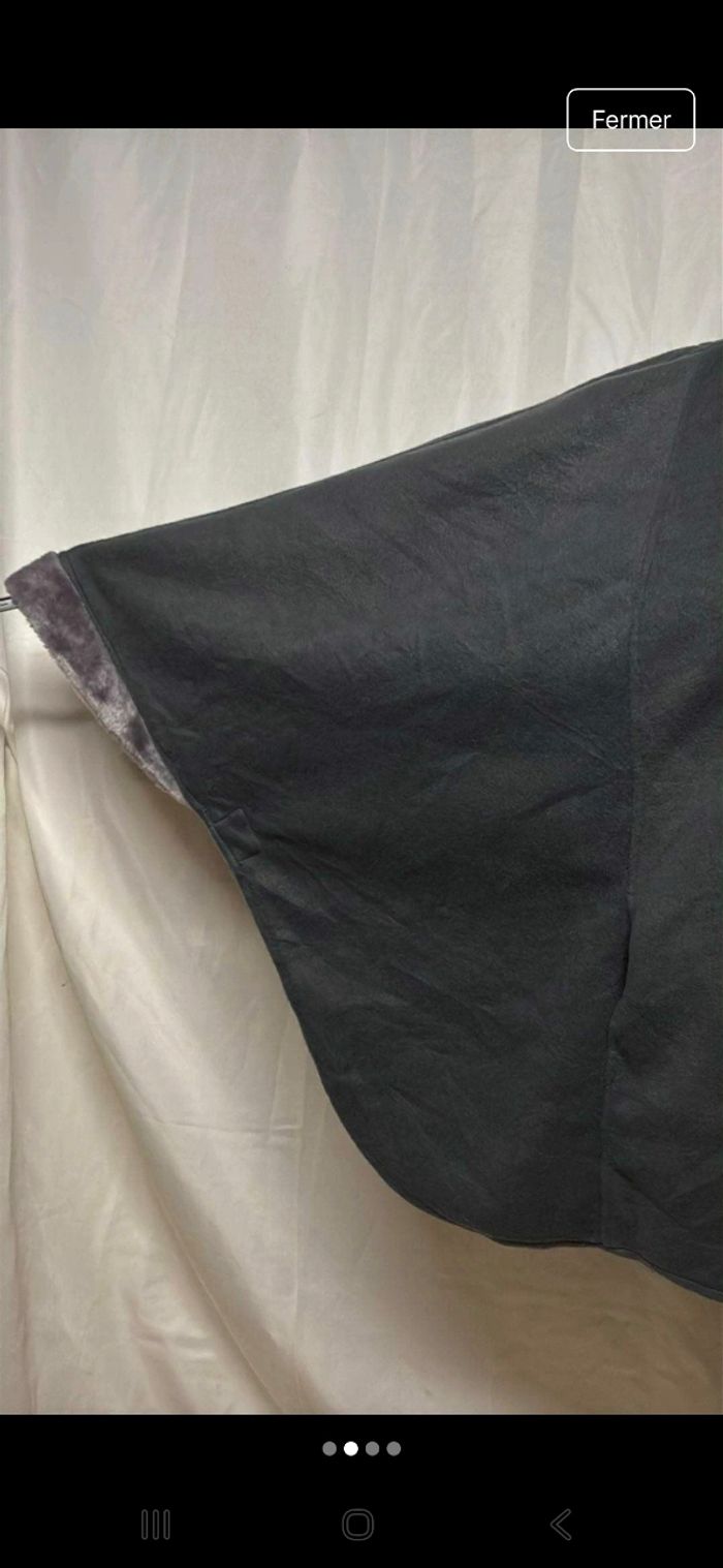 Manteau cap grise avec col en fausse fourrure. - photo numéro 2