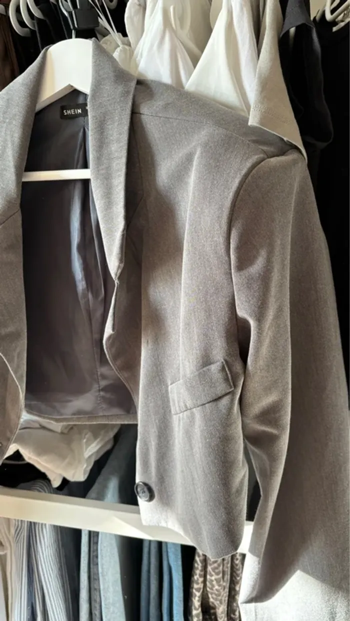 Blazer cropped gris à épaulettes - photo numéro 2
