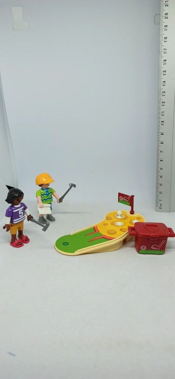 Enfants avec mini golf playmobil