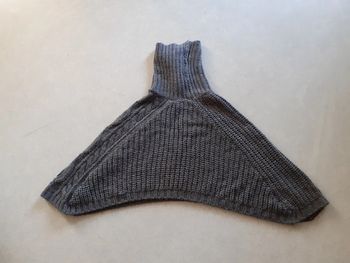 Poncho gris, col roulé