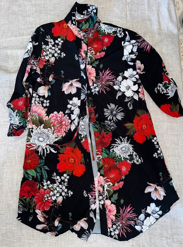 Abito camicia nera e rossa floreale con manica a 3/4