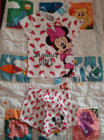 Ensemble t shirt et short disney minnie neuf