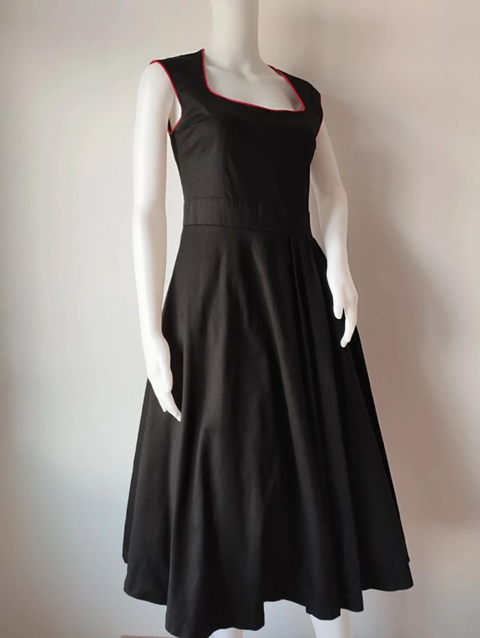 Robe Lindy Bop Rockabilly/Pin up noire avec liseré rouge - photo numéro 2