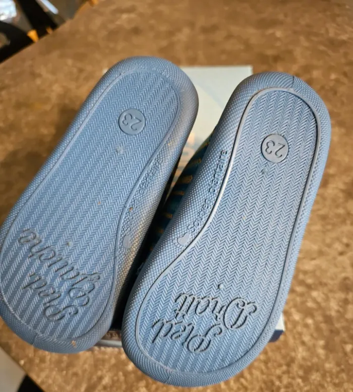 Chaussons Dino pointure 23 Comme neuf - photo numéro 2