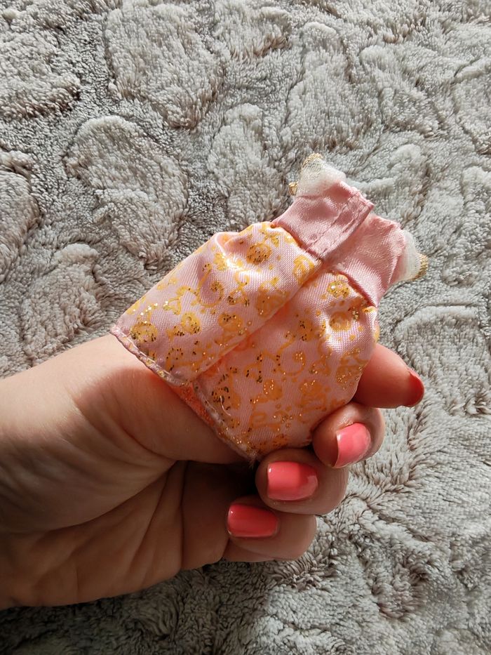 Robe princesse pour une mini-poupée - photo numéro 2