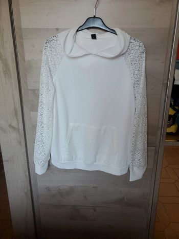 Pull léger à capuche t.42