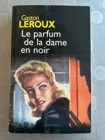 Livre Le parfum de la dame en noir