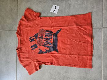 T-shirt rouge requin garçon 10 ans