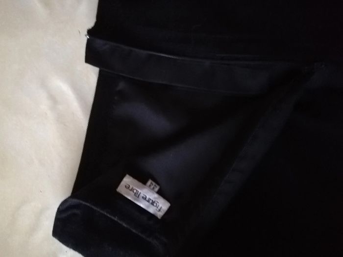 Jupe t. 44 velours noir et motifs. Figure libre - photo numéro 6