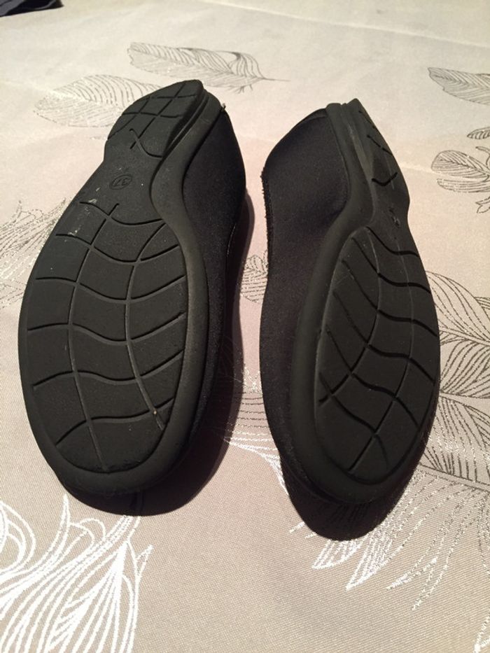 Ballerines / chaussons noires Taille 37 - photo numéro 2