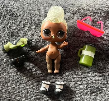 Petite poupée Lol surprise + accessoires comme sur la photos ( 18 )