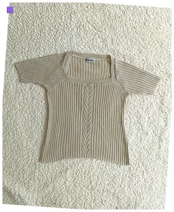 Haut Melda Rossi beige côtelé à manches courtes – style chic maille trame