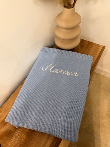 Couverture en tricot personnalisée brodée 