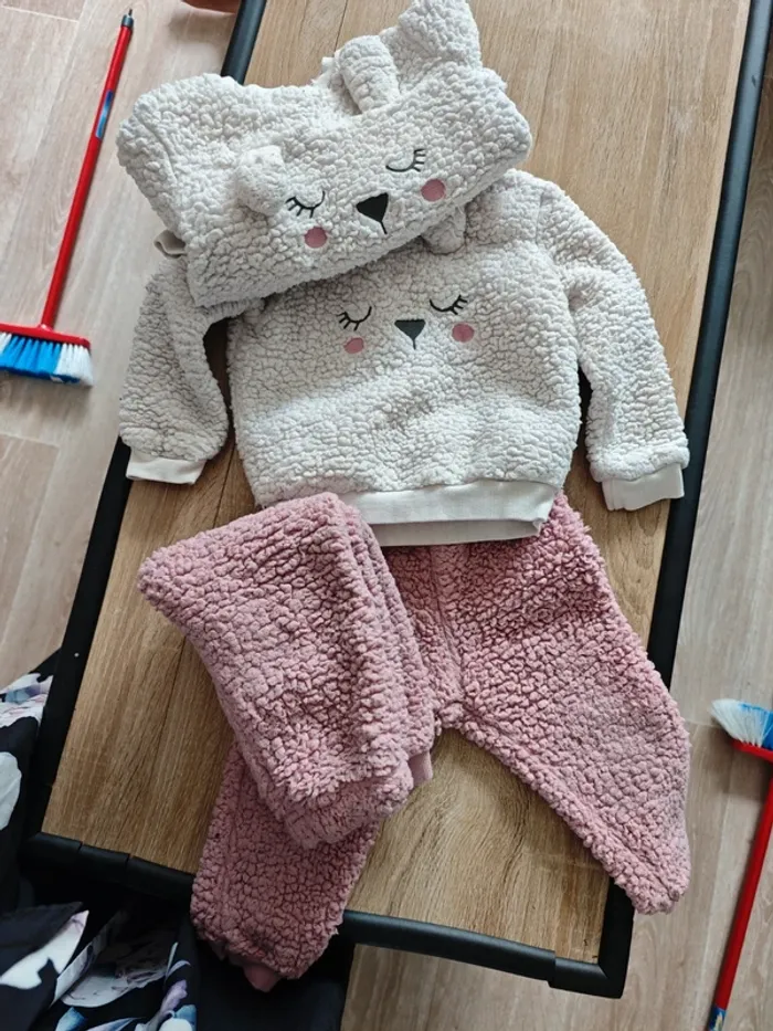 Lot 2 pyjamas épais 18 mois - photo numéro 2