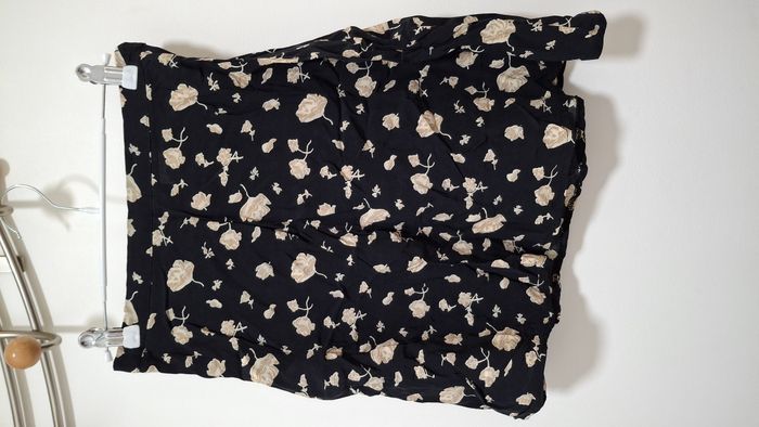 Jupe courte noire à fleurs, Taille 38, Jennyfer - photo numéro 1