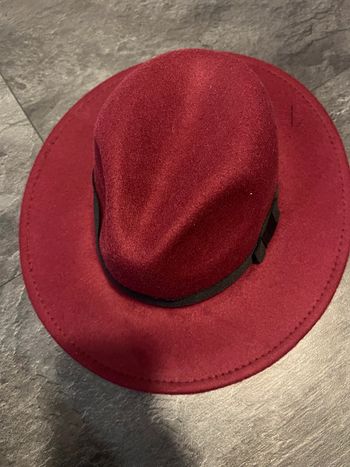 Chapeau rouge bordeaux avec liseré noir