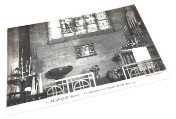 Carte postale ancienne Alençon (Orne) Le Baptistère et l' Autel de Ste-Thérèse